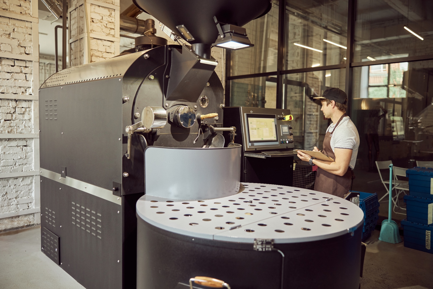 Roaster operator monitoring a coffee roast in Brussels